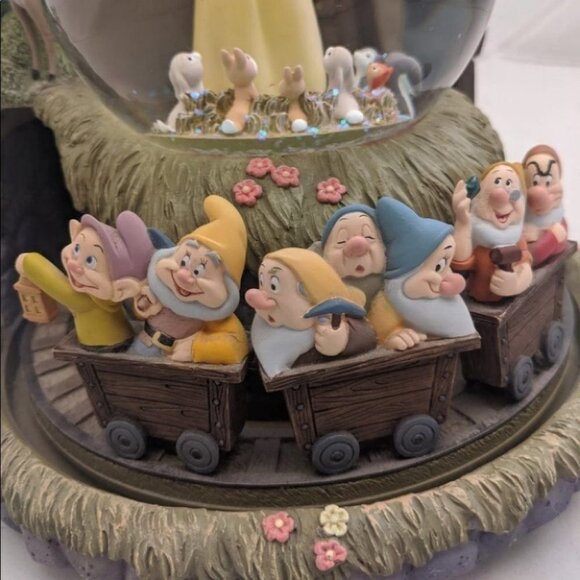 Disney SNOW WHITE & SEVEN DWARVES large Music SNOW GLOBE collectible holidays - Picture 7 of 13